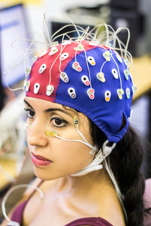 Examen EEG d'une femme, électrodes sur la tête