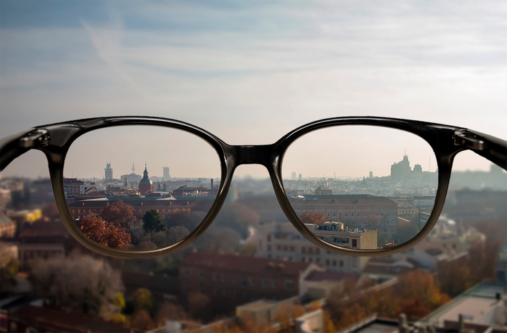 Myopie - vision de loin floue - paysage urbain flou et lunettes avec vision nette