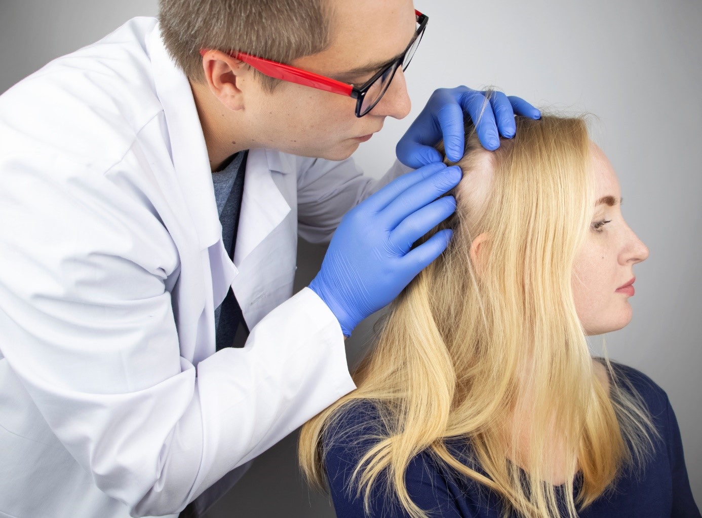 Le médecin examine l'état des cheveux, leur qualité et leur chute.