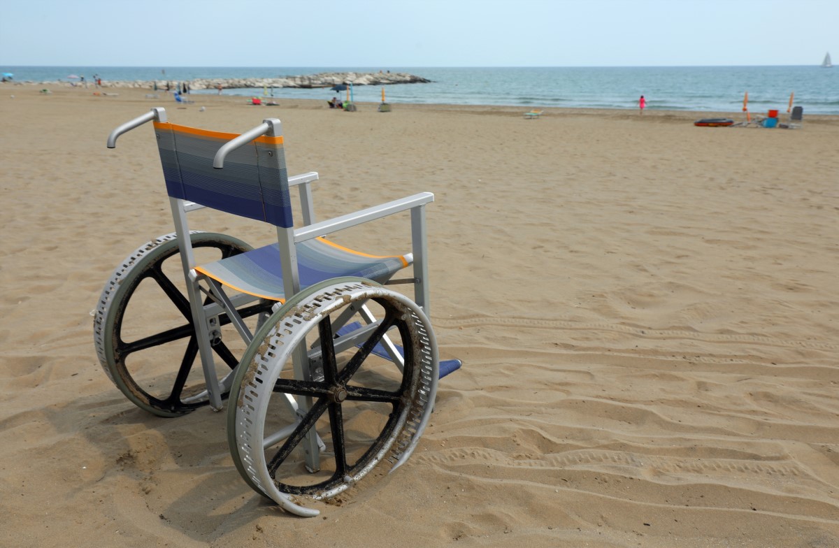 Fauteuil roulant vide sur la plage