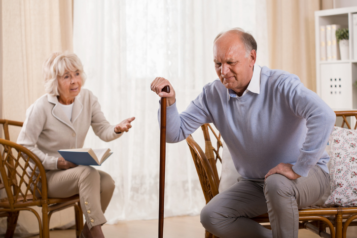 L'arthrite limite les mouvements d'une personne 