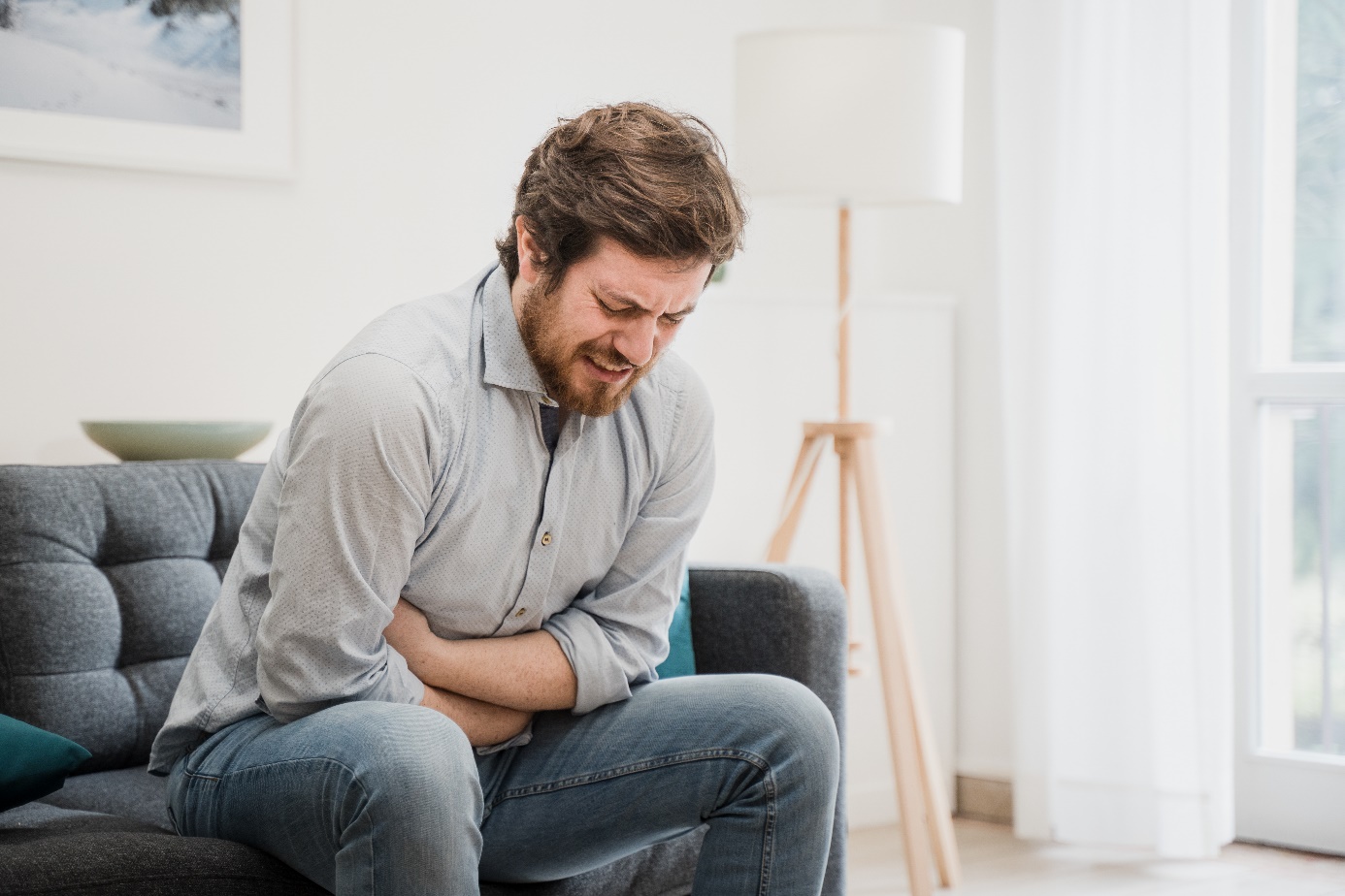 La douleur dans la partie supérieure de l'abdomen est le symptôme le plus courant des ulcères gastriques et duodénaux.