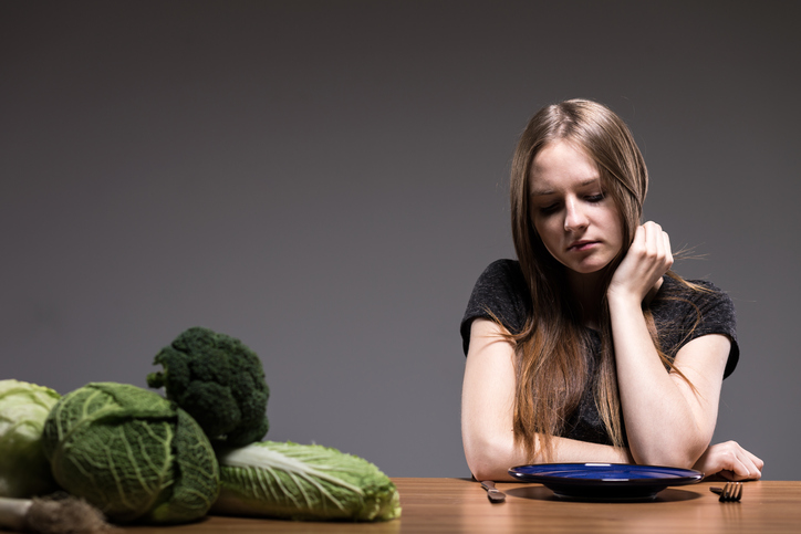 Boulimie et croyances morbides sur l'alimentation saine, femme, manque d'appétit, légumes