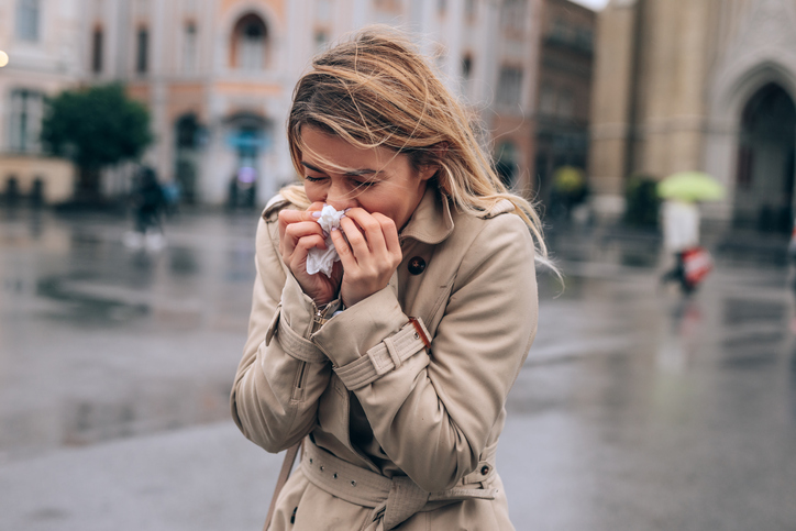 Temps d'automne et femme qui s'essuie le nez