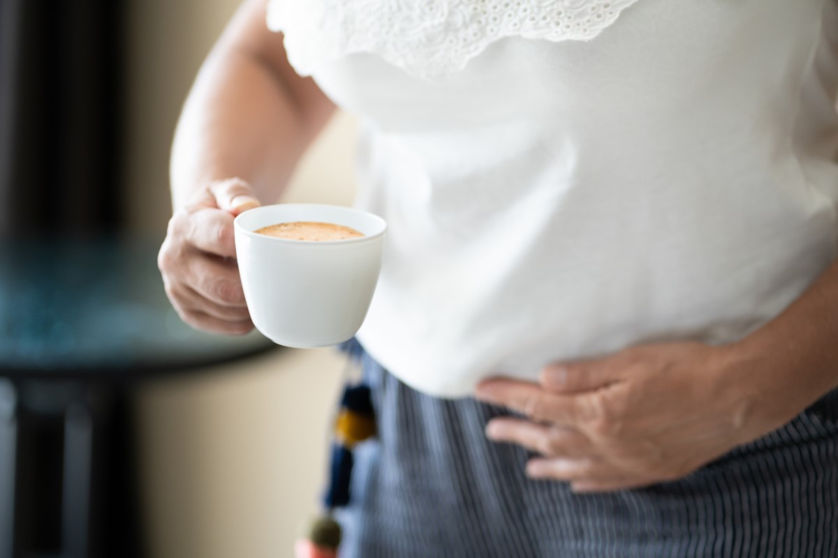 Une tasse de café dans la main comme facteur de risque d'aggravation des symptômes de reflux