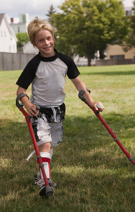 Un enfant atteint de paralysie cérébrale et une prothèse de marche. 