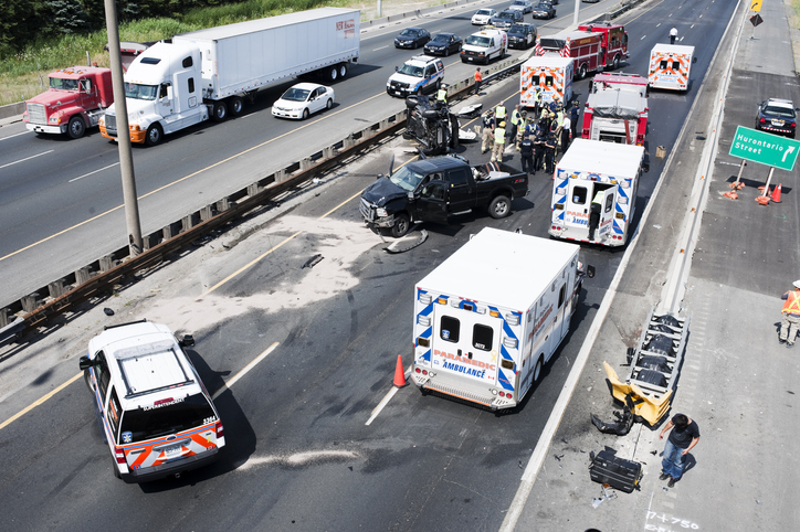 Accident de la route, voitures, pompiers, police, services de secours