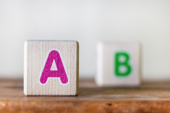 cubes en bois avec la lettre A en rose et la lettre B en vert