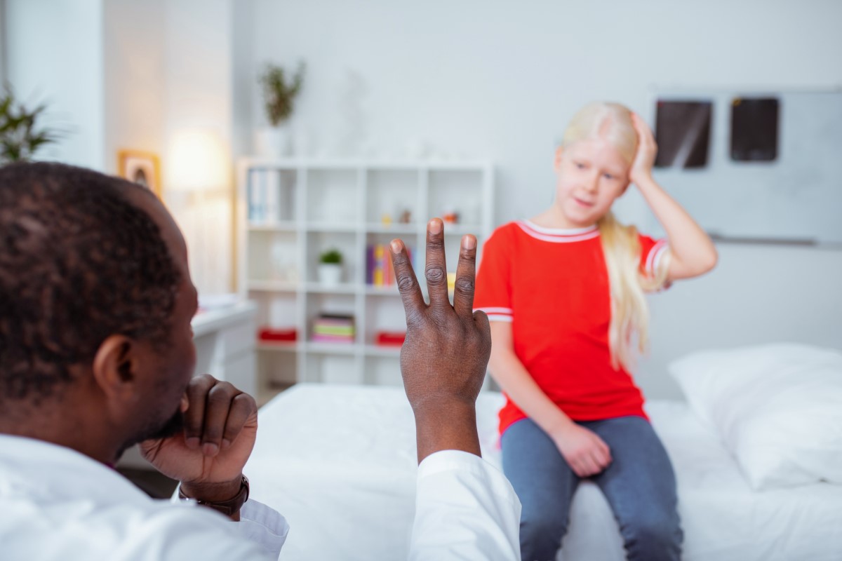 Un médecin examine un enfant souffrant d'un traumatisme crânien