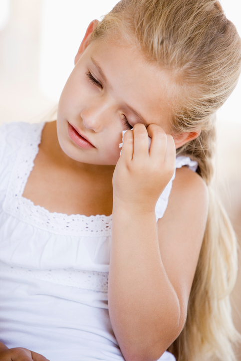 La migraine touche aussi les enfants, la petite fille a mal à la tête.