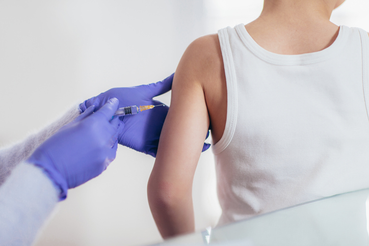 Vaccination - le médecin injecte un vaccin à l'enfant. 