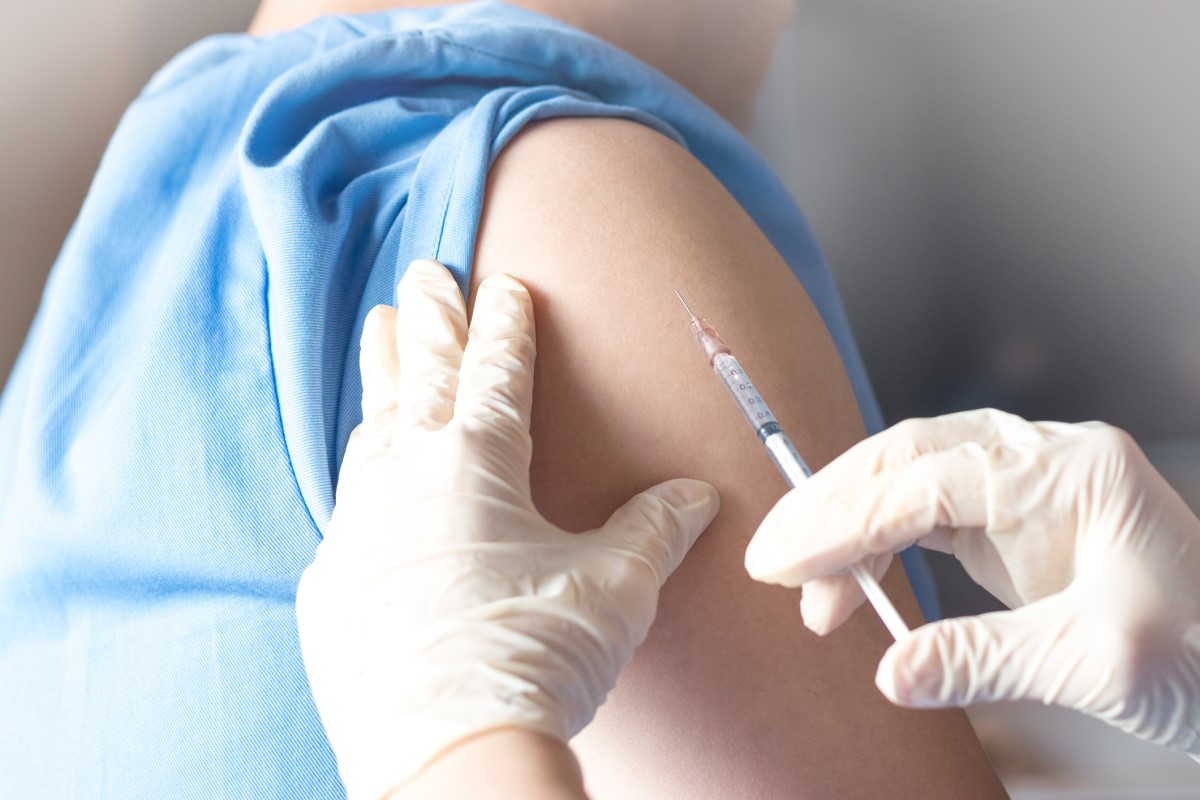 Vaccin, vaccination dans l'épaule, médecin et injections