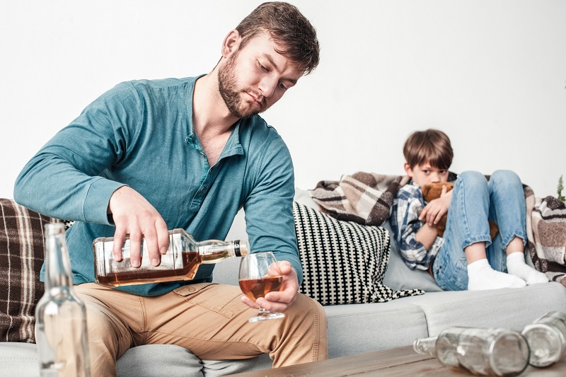 L'addiction du père à l'alcool, dont les enfants souffrent particulièrement.