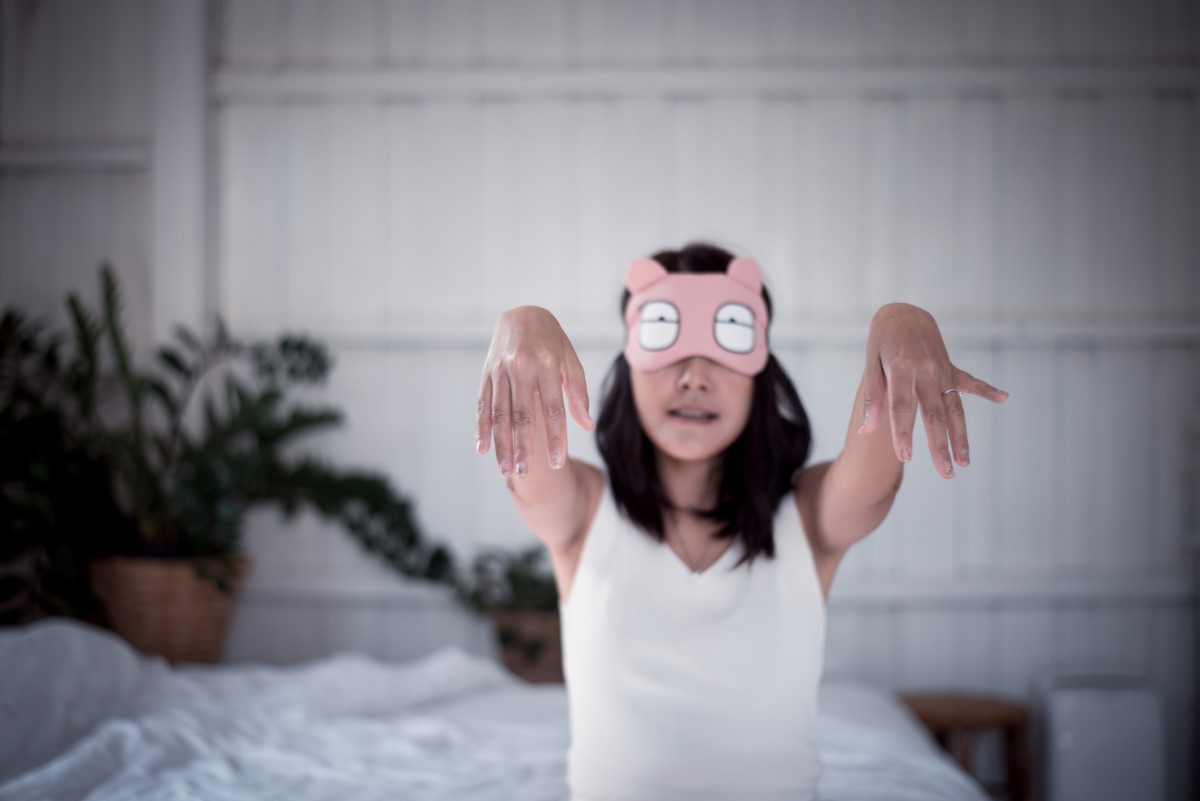 Une femme de mauvaise humeur qui se lève dans son sommeil, une femme qui a les yeux fermés.