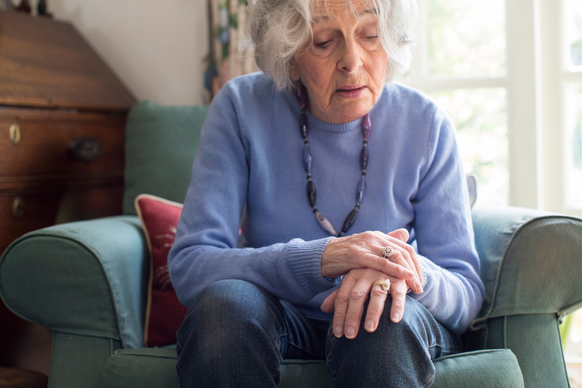 Une femme souffre de tremblements des membres supérieurs dus à la maladie de Parkinson.