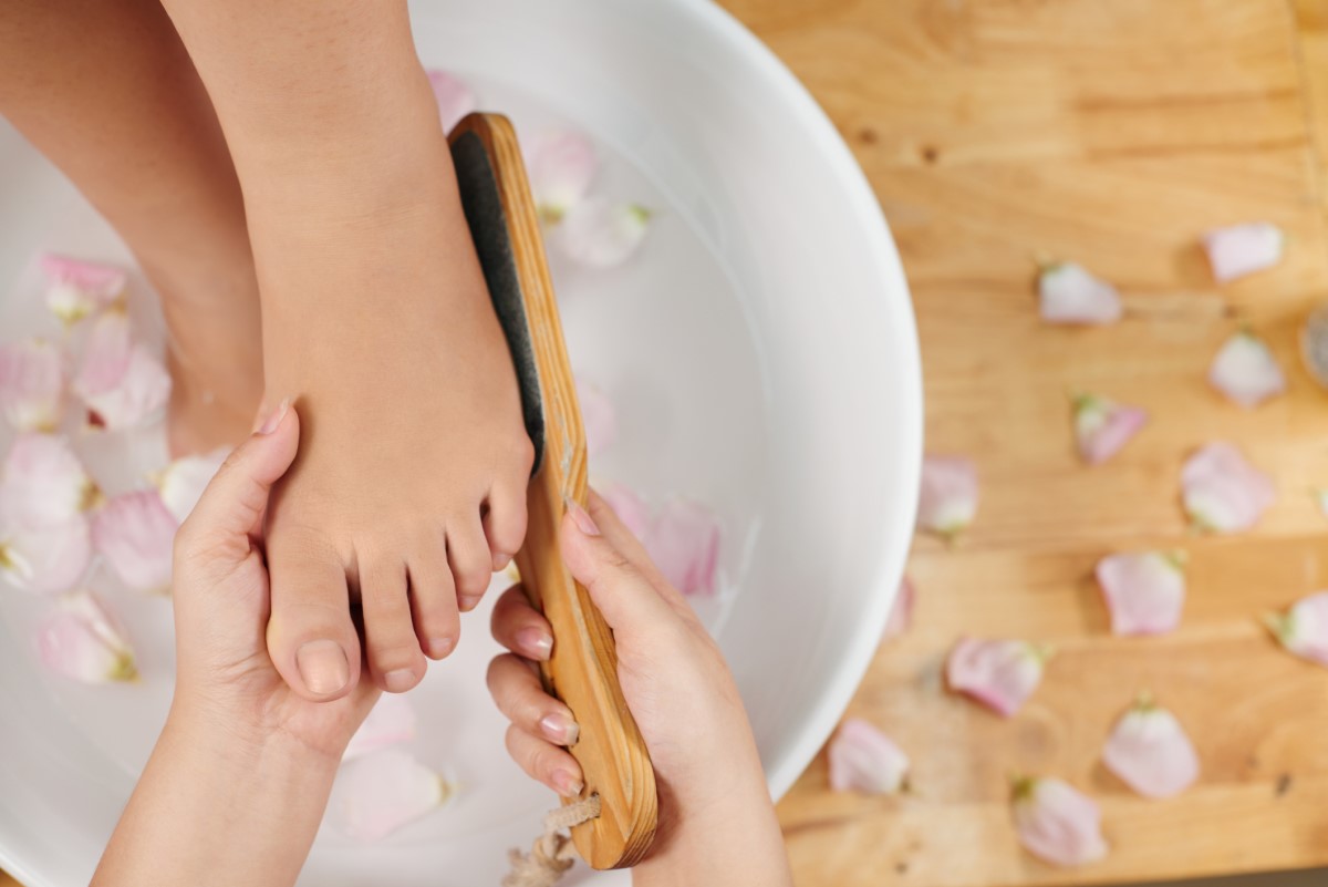 Pédicure, traitement des pieds et coupe avec une brosse raffermissante