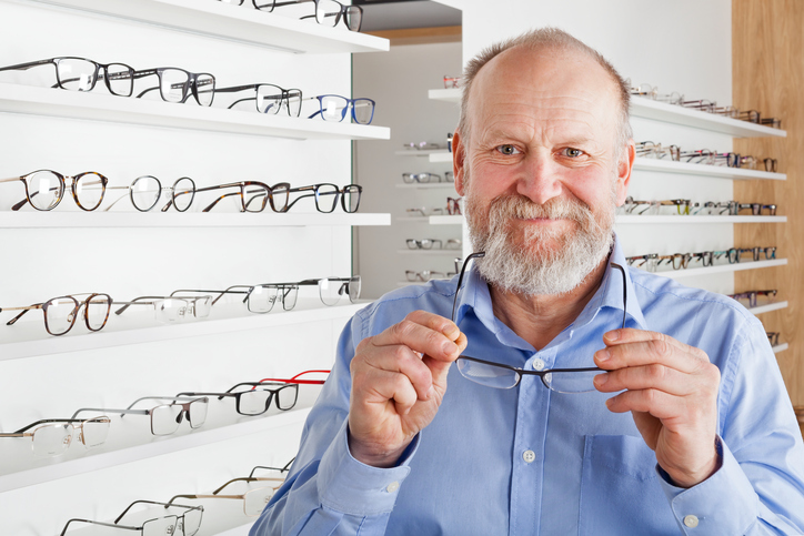 La personne âgée porte des lunettes