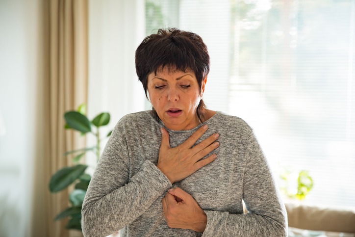 Une femme souffre de douleurs thoraciques, symptôme d'un cancer de l'œsophage, et a l'impression d'être bloquée par une morsure.