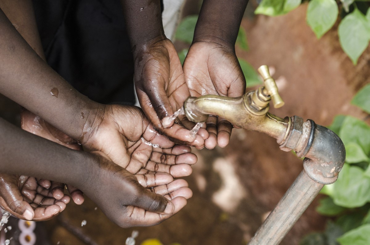 Les mains des gens sous l'eau