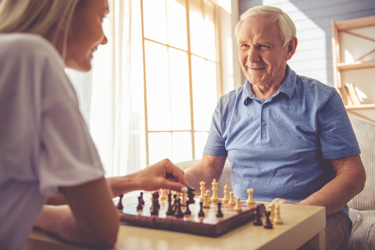 Les personnes âgées jouent aux échecs, ce qui leur permet d'exercer leur réflexion, leur mémoire et leur cerveau