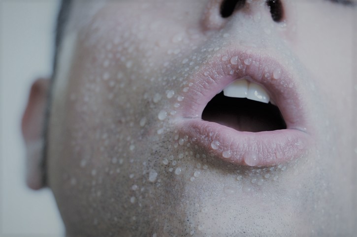 Choc - peau pâle et moite - visage d'un homme