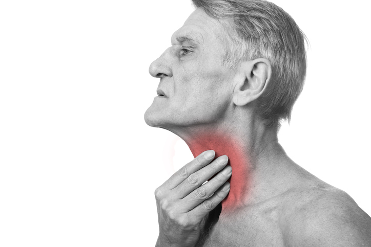 Un homme âgé de couleur grise souffre d'une douleur à la gorge, d'un problème de larynx