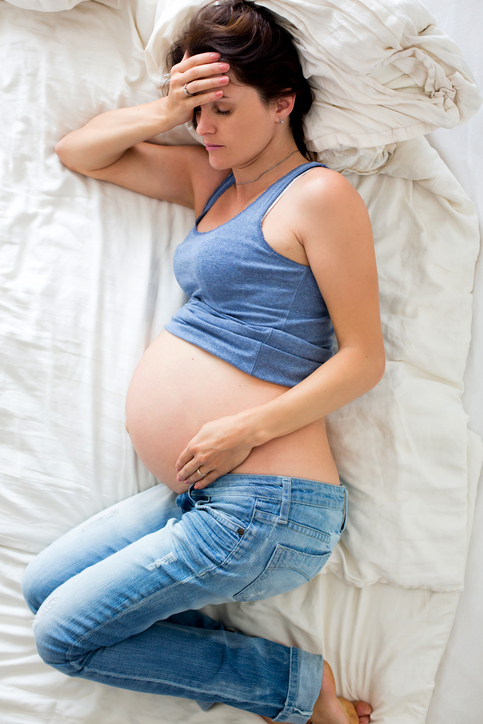 Grossesse et insomnie, une femme allongée sur le lit