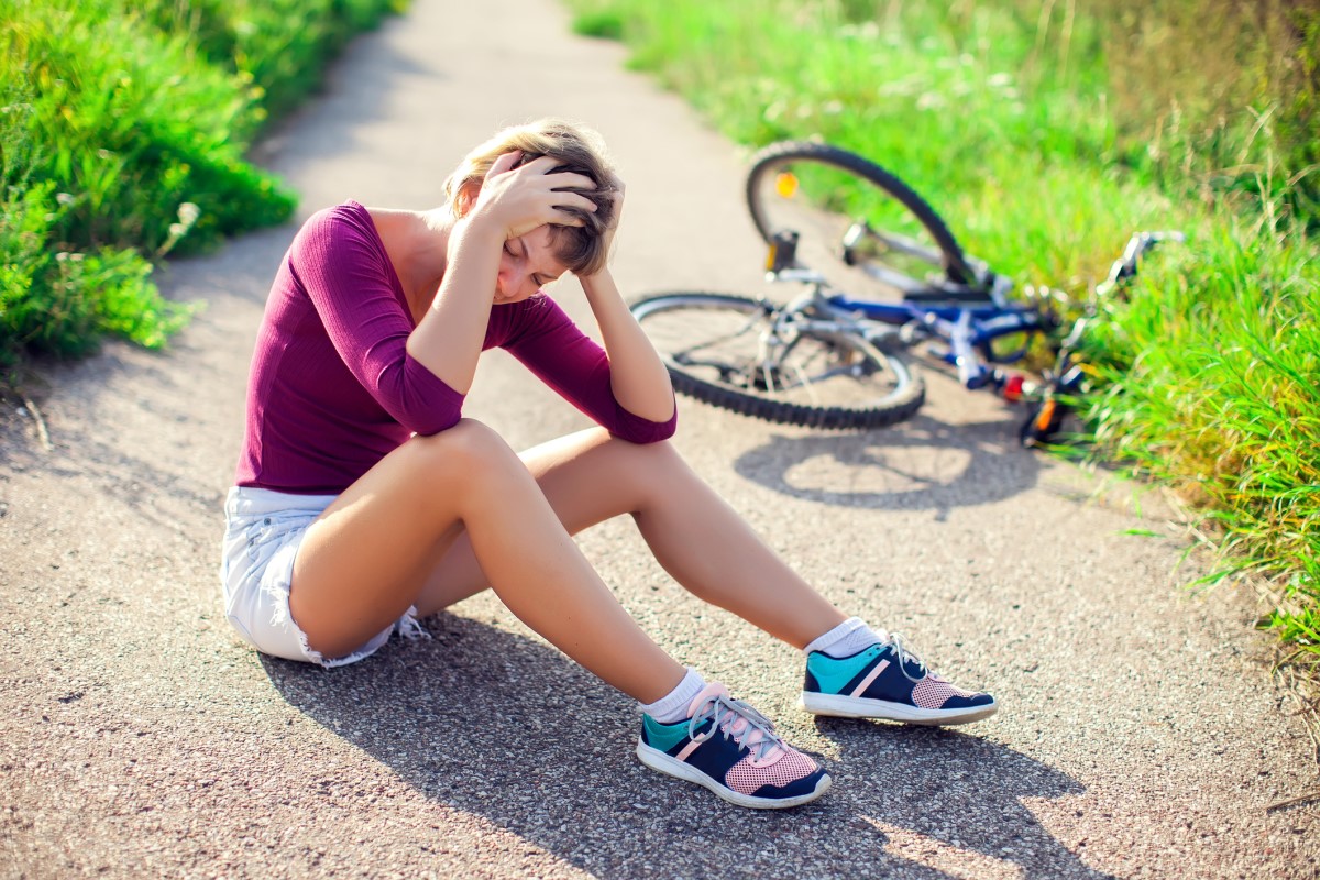 Blessure à la tête d'une femme lors d'une chute de vélo