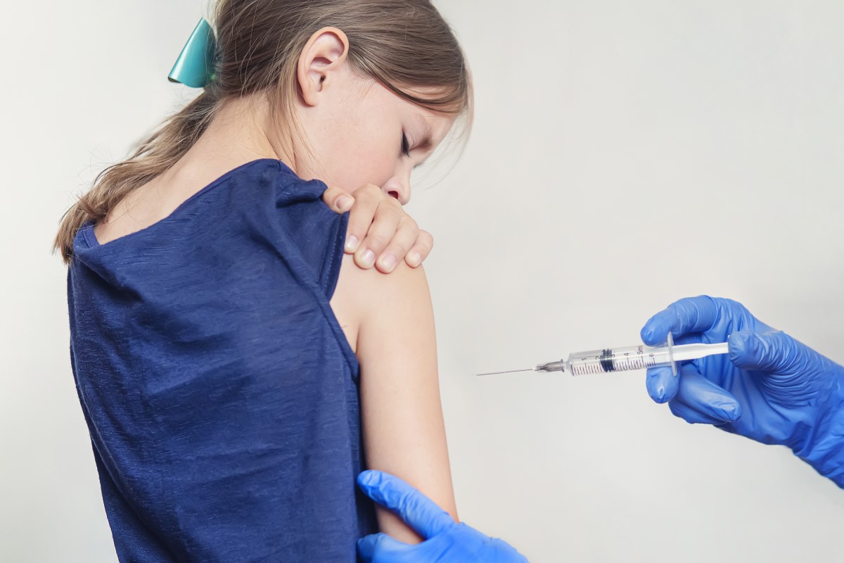 Vaccination d'un enfant - filles - le médecin injecte le vaccin dans l'épaule