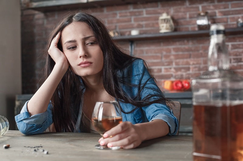 Femme avec un verre de vin