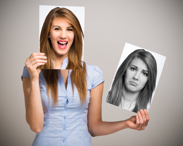 une femme avec deux photographies, la première souriante tenue à hauteur de son visage et la seconde triste hors de son visage