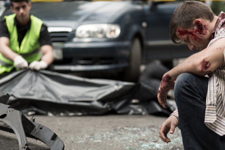 Homme avec la tête ensanglantée après un accident de voiture