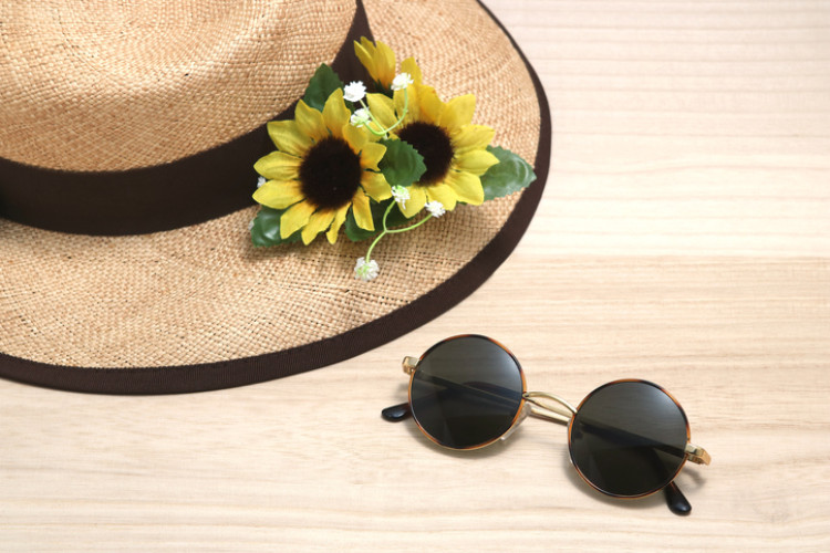 chapeau avec tournesols et lunettes