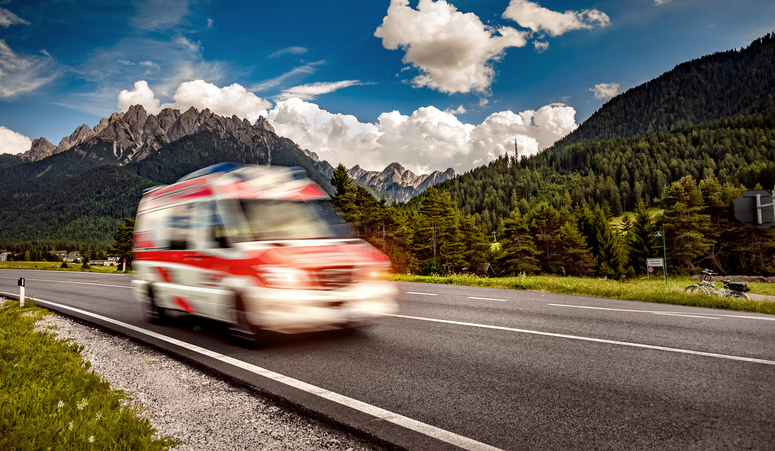 Ambulance circulant sur la route.