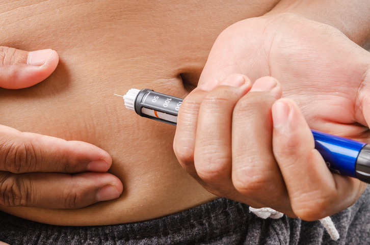 injection d'insuline sous la peau de l'abdomen à l'aide d'un stylo à insuline