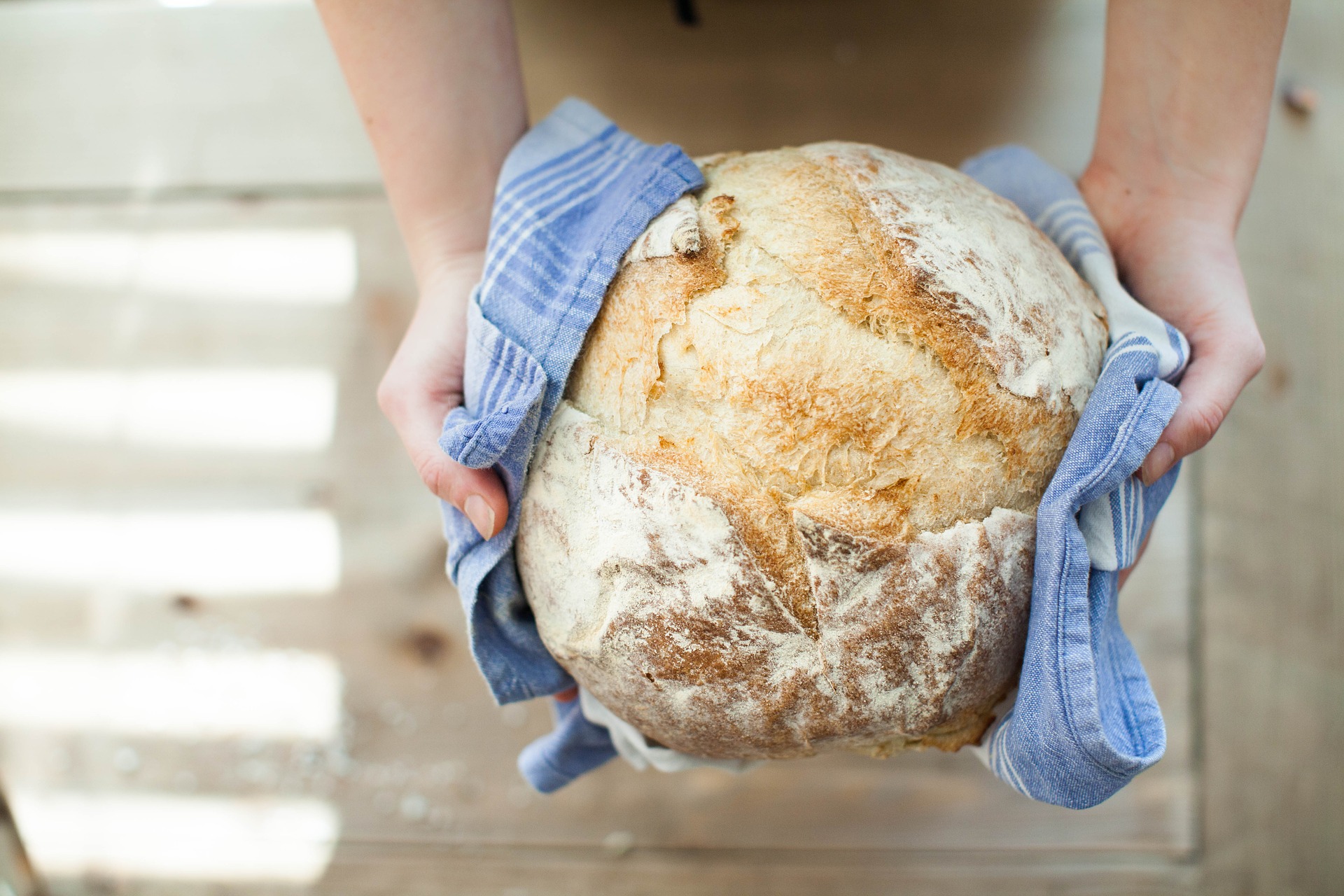 Personne tenant du pain sans gluten