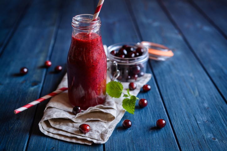 boisson à la canneberge dans un verre avec une paille