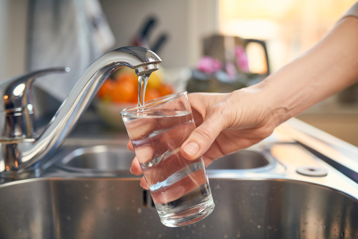 Remplissage d'eau fraîche au robinet