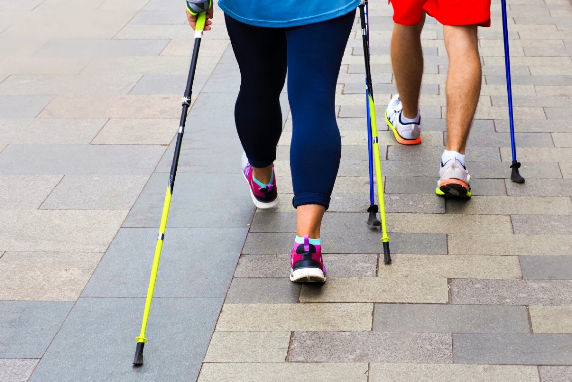 Bâtons et chaussures adaptées à la marche nordique