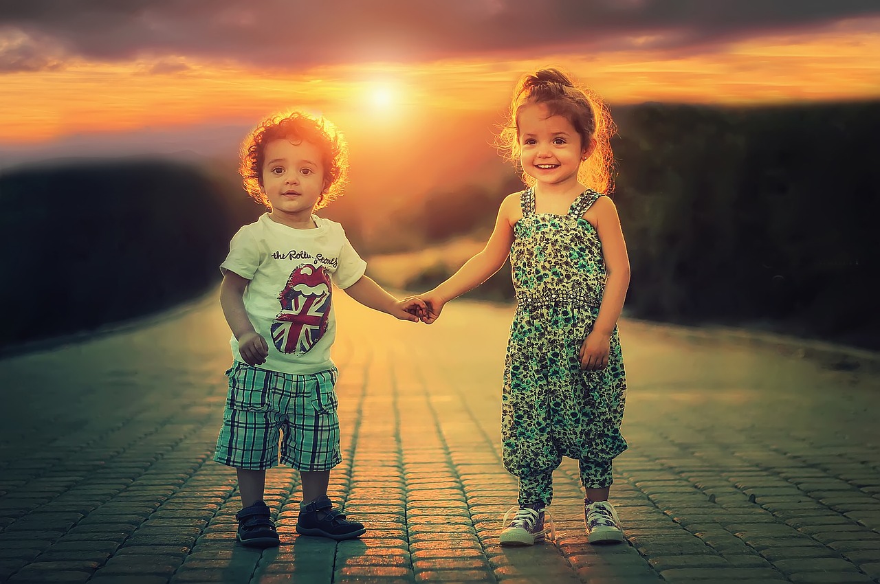 Enfants, fille et garçon se tenant la main, soleil, trottoir, rire, joie