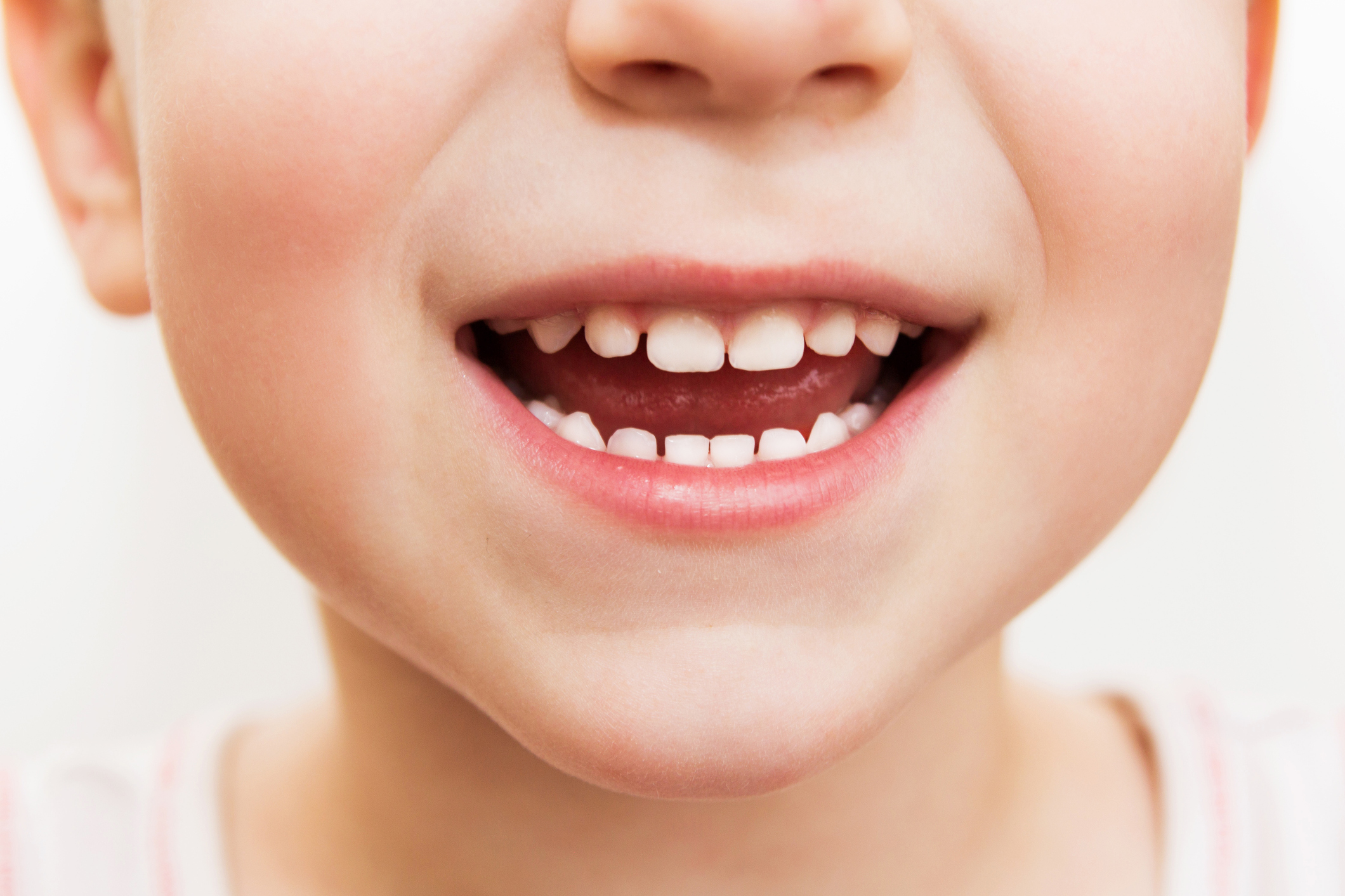 Les enfants de moins de 6 ans sont les plus exposés au risque d'avaler du dentifrice lorsqu'ils se brossent les dents.