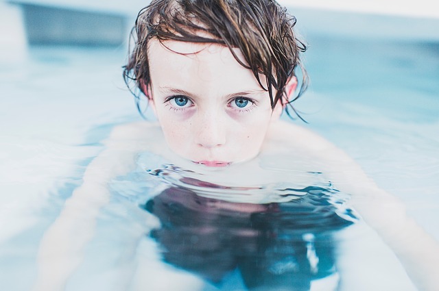 le garçon est dans la piscine, la natation est une activité physique appropriée