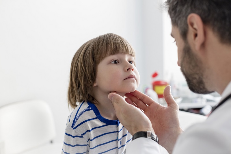 Examen médical des amygdales chez l'enfant