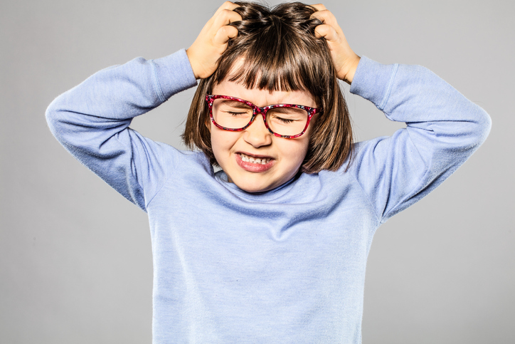 Fille nerveuse, se grattant la tête