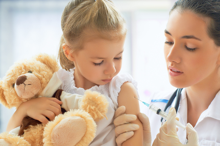 Vacciner un enfant avec un animal en peluche