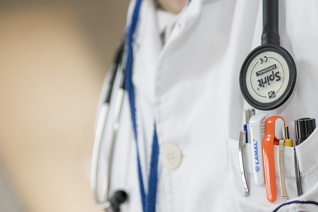 Vue en coupe du torse d'un médecin, blouse médicale, phonendoscope, stylos