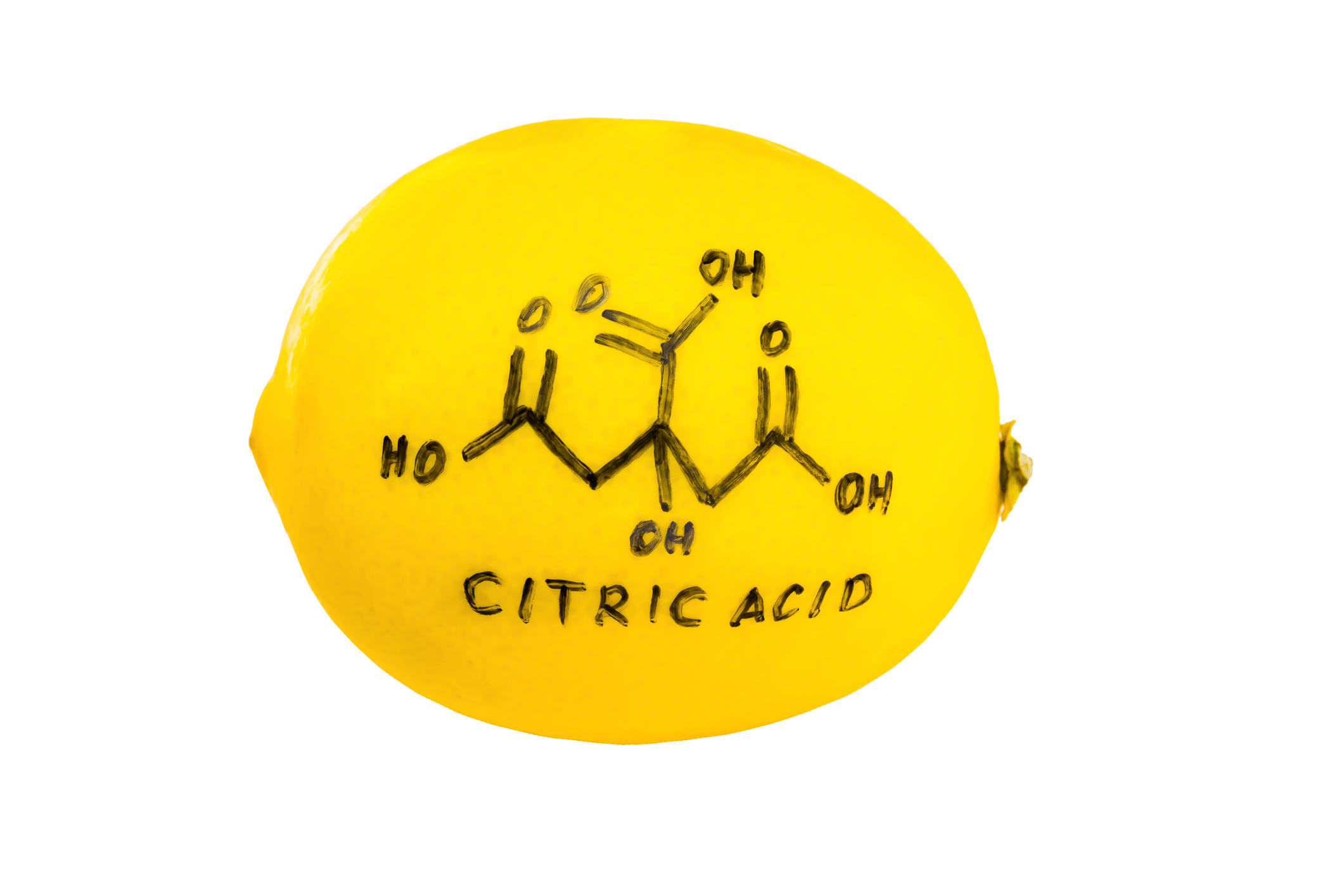 Formule de l'acide citrique écrite au marqueur sur un citron