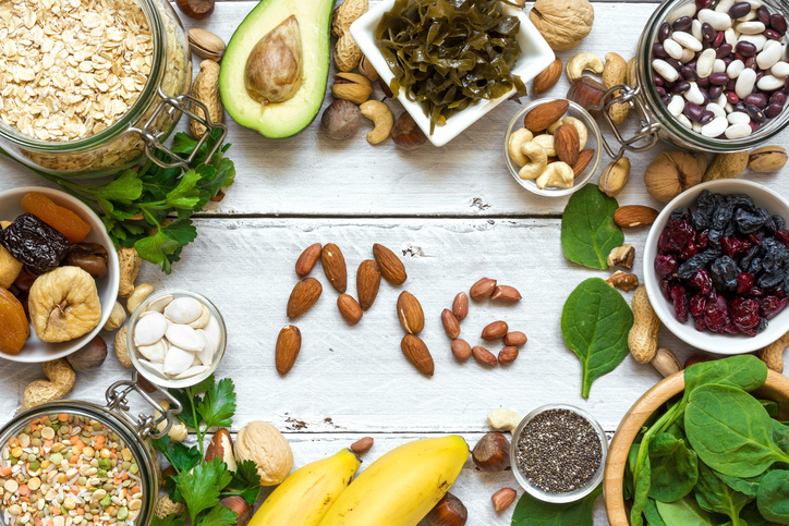 Le magnésium, un ion présent dans l'alimentation, dans les noix, les avocats, les bananes et les feuilles de légumes verts.