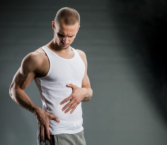 Un homme souffre d'une douleur à la hanche droite