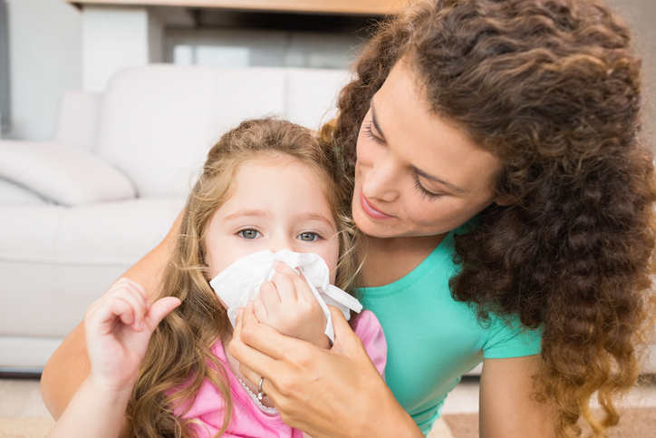 L'enfant a le nez qui coule, la mère lui mouche le nez plein de sécrétions, un nez plein pour les allergies